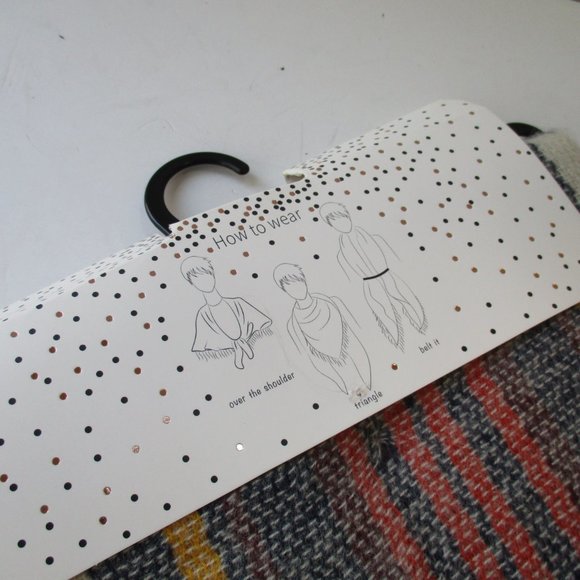 *Ready to Wrap Red Cream Blanket Scarf Fringe Edge - Picture 4 of 5